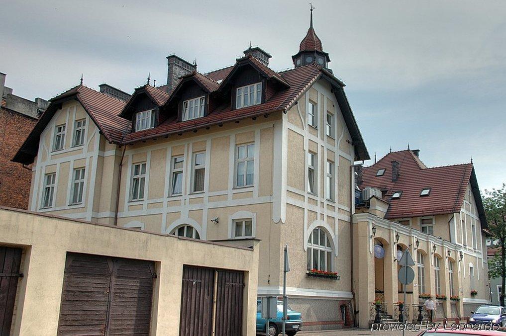 Villa Royal Ostrów Wielkopolski Exteriör bild