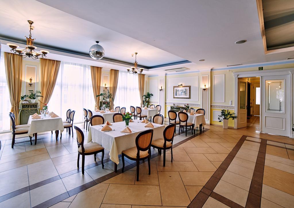 Villa Royal Ostrów Wielkopolski Exteriör bild