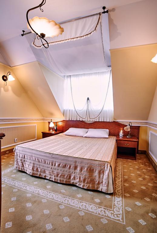Villa Royal Ostrów Wielkopolski Exteriör bild