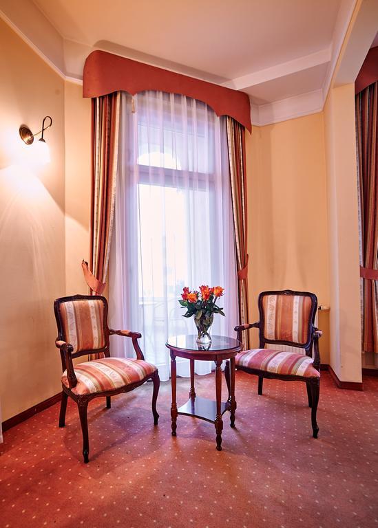 Villa Royal Ostrów Wielkopolski Exteriör bild