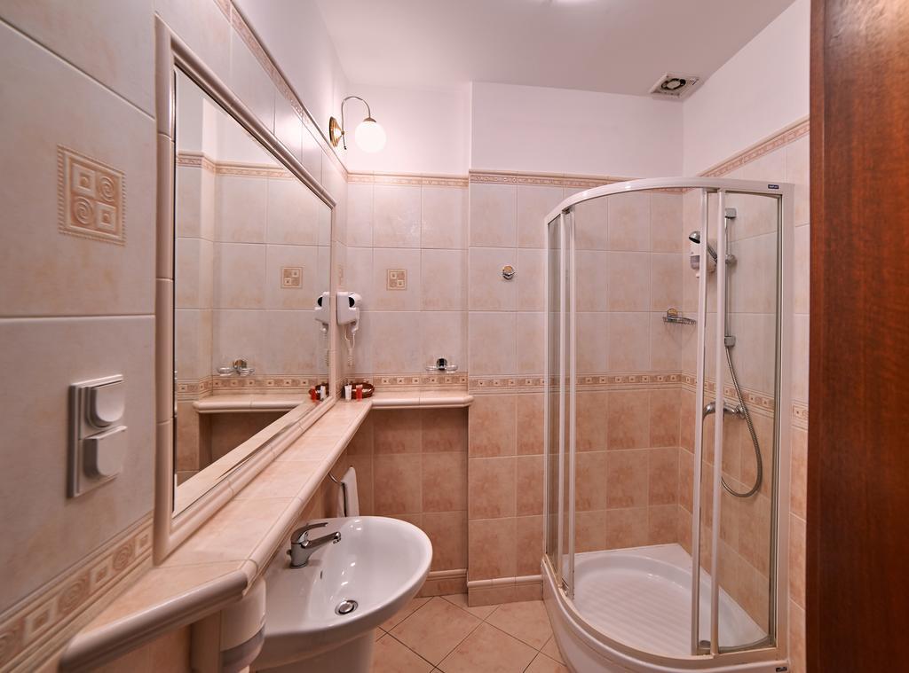 Villa Royal Ostrów Wielkopolski Exteriör bild