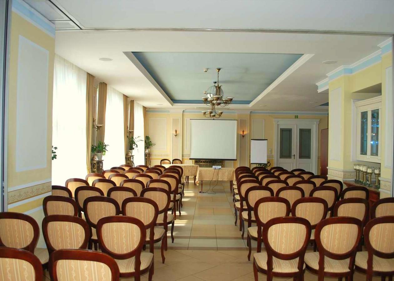 Villa Royal Ostrów Wielkopolski Exteriör bild