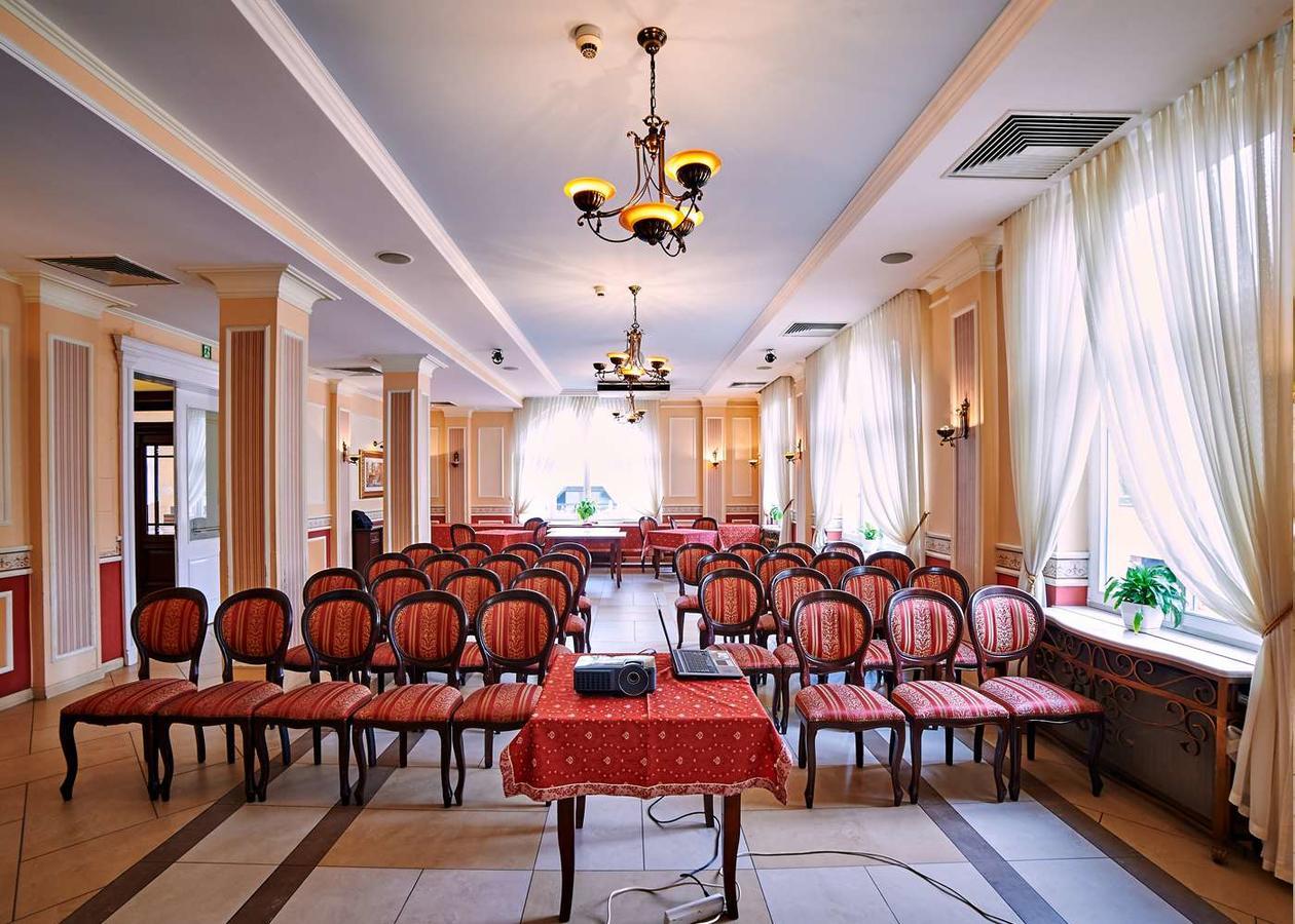 Villa Royal Ostrów Wielkopolski Exteriör bild