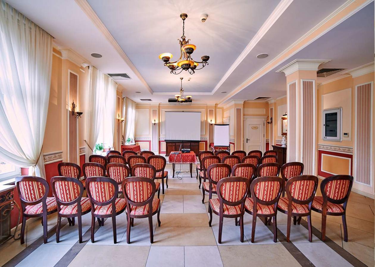 Villa Royal Ostrów Wielkopolski Exteriör bild