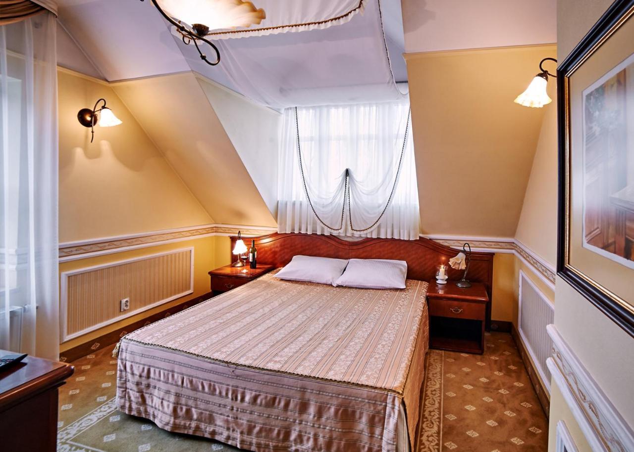 Villa Royal Ostrów Wielkopolski Exteriör bild